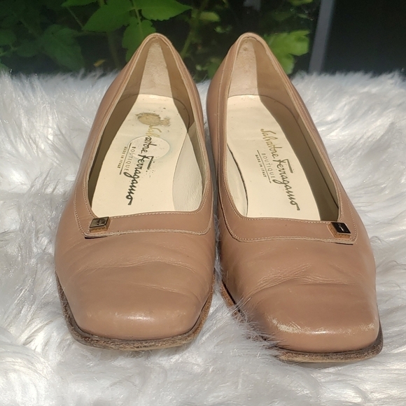 Salvatore Ferragamo Taupe Leather Heels 5.5C - Picture 2 of 15
